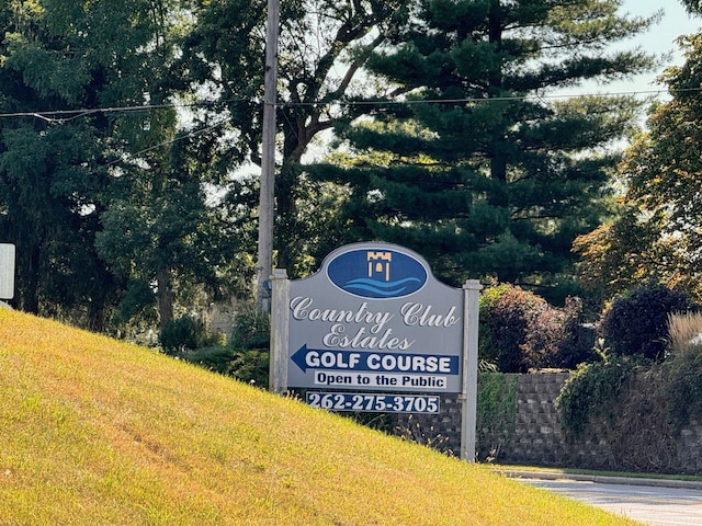 933 Juneau Dr, Fontana, WI 53125 - community sign with a yard