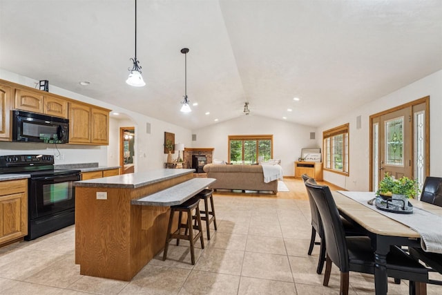 N6471 12 Corners Rd, Black Creek, WI 54106 - kitchen featuring black appliances, a kitchen island, vaulted ceiling, arched walkways, and a kitchen breakfast bar