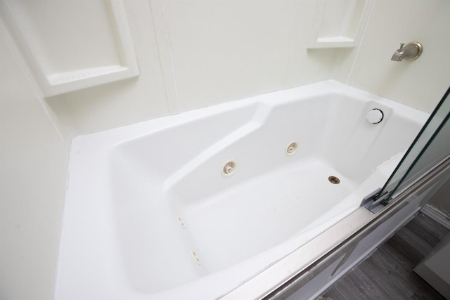 1413 E Marquette St, Appleton, WI 54911 - full bath with a jetted tub