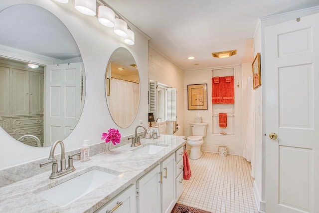 150 Rountree Ave, Platteville, WI 53818 - full bath featuring double vanity, toilet, and tile patterned floors