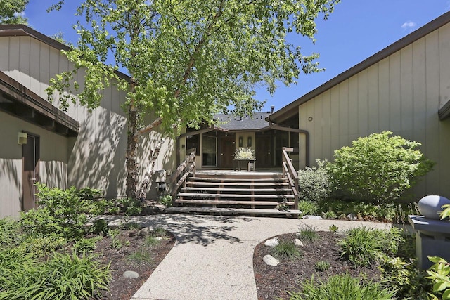 940 Alpine Dr Unit 01, Fontana, WI 53125 - entrance to property featuring a deck