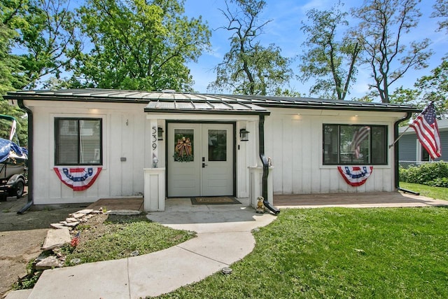 539 Highland Rd, Williams Bay, WI 53191 - view of front facade featuring a front yard and metal roof