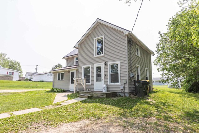 811 E Maple St, Lancaster, WI 53813 - view of front facade featuring a front yard