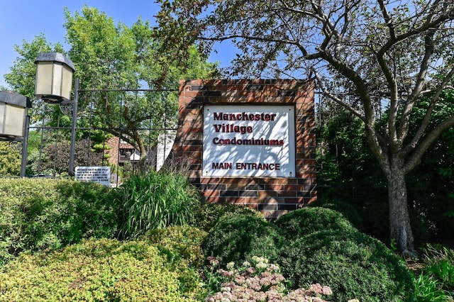 2260 W Good Hope Rd Unit 129, Glendale, WI 53209 - view of community sign