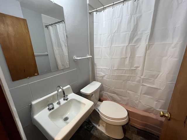 909 College Ave, Racine, WI 53403 - full bathroom with toilet and shower / tub combo
