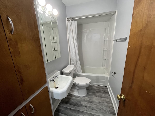 909 College Ave, Racine, WI 53403 - full bath featuring shower / bath combination with curtain and wood finished floors