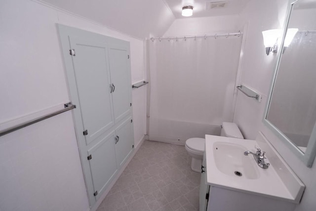 643 Park Ave, Beloit, WI 53511 - full bathroom featuring toilet, vanity, and shower / bath combo