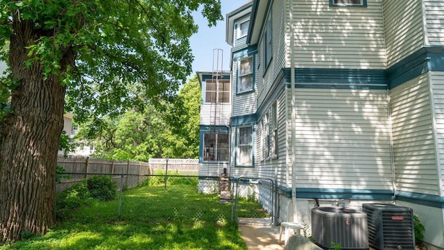 643 Park Ave, Beloit, WI 53511 - view of yard with central AC