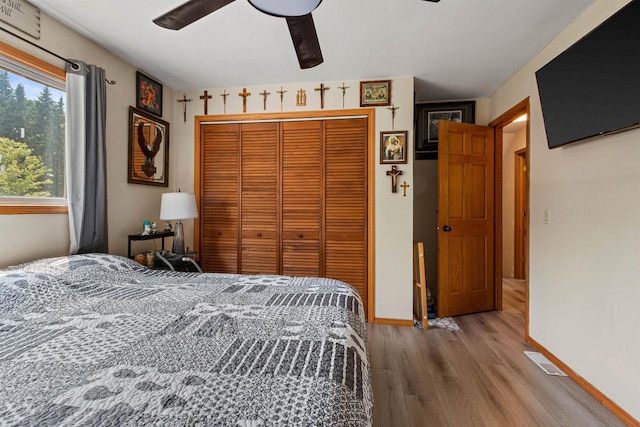 7320 Deer Rd, Wisconsin Rapids, WI 54494 - bedroom featuring a closet, wood finished floors, baseboards, and a ceiling fan