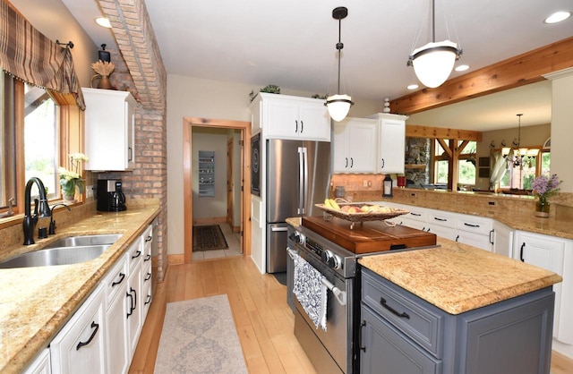 W395S3611 Hardscrabble Rd, Dousman, WI 53118 - kitchen featuring a sink, stainless steel appliances, recessed lighting, light wood-style flooring, and white cabinetry