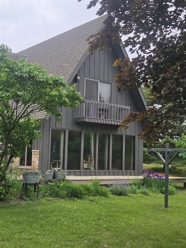5317 Old C Rd, Boscobel, WI 53805 - rear view of house with roof with shingles and a yard