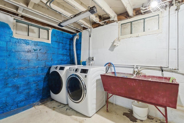 947 Cleveland St, Beloit, WI 53511 - laundry room featuring separate washer and dryer
