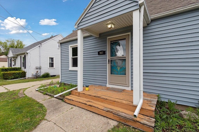 947 Cleveland St, Beloit, WI 53511 - property entrance with a shingled roof
