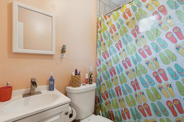 947 Cleveland St, Beloit, WI 53511 - full bath with vanity, toilet, and a shower with curtain