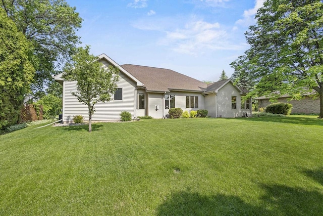 1323 Bradford Ct, Neenah, WI 54956 - view of front facade with a front yard