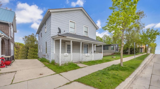 613 N 5th St Unit 611, Sheboygan, WI 53081 - view of front facade featuring covered porch and a front yard