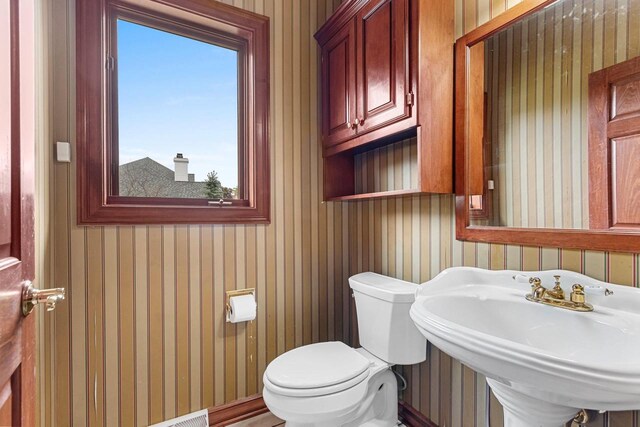 139 Sullivan Ln, De Pere, WI 54115 - bathroom with wallpapered walls, toilet, a sink, and baseboards