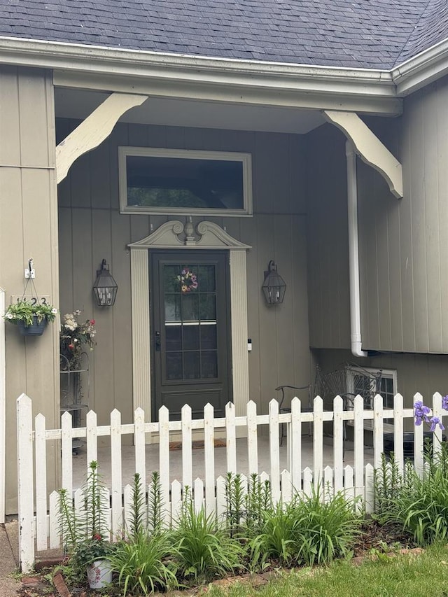 1123 S Park Ave, Neenah, WI 54956 - entrance to property featuring a shingled roof