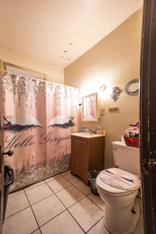 137 W Hadley St Unit 139, Milwaukee, WI 53212 - full bath with vanity, toilet, tile patterned floors, and curtained shower