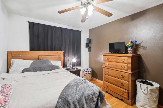 109 County Park Rd, Waupun, WI 53963 - bedroom with light wood-style flooring and a ceiling fan
