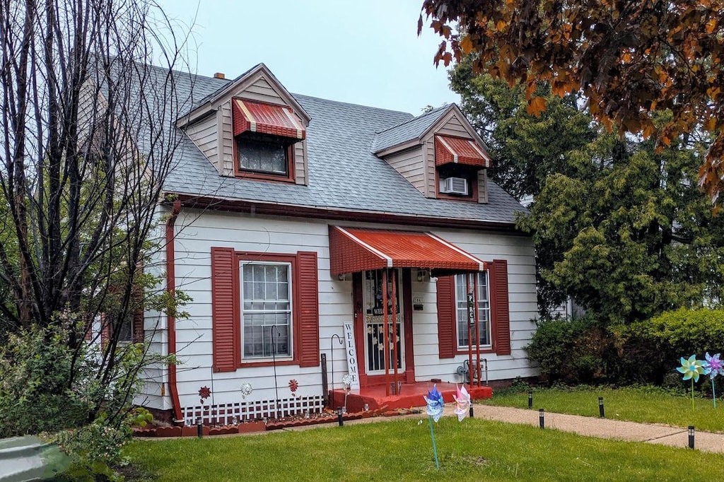 3861 N 41st St, Milwaukee, WI 53216 - cape cod home featuring a front lawn and roof with shingles