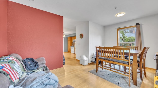 286 Ledgeview Ave, Fond Du Lac, WI 54935 - dining area featuring light wood-type flooring and baseboards