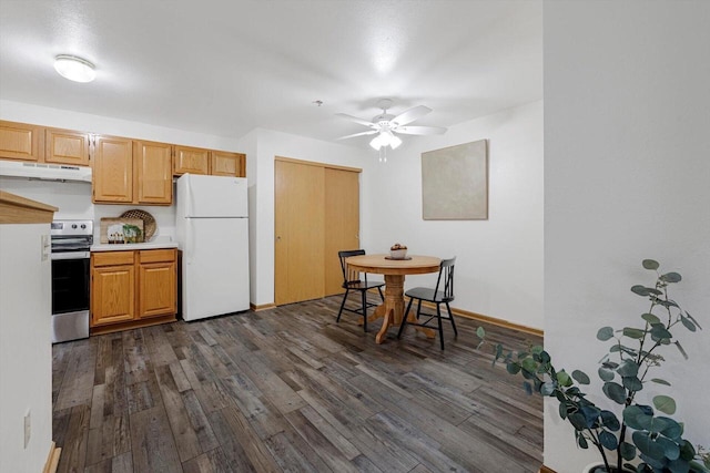1972 Parknoll Ln, Port Washington, WI 53074 - kitchen featuring freestanding refrigerator, electric stove, under cabinet range hood, dark wood-style flooring, and a ceiling fan