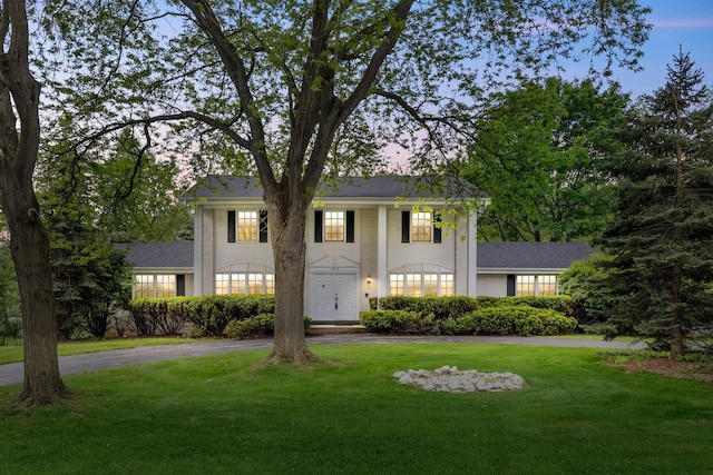 15075 Kings Ridge Ct, Brookfield, WI 53005 - greek revival inspired property featuring a yard, curved driveway, and stucco siding