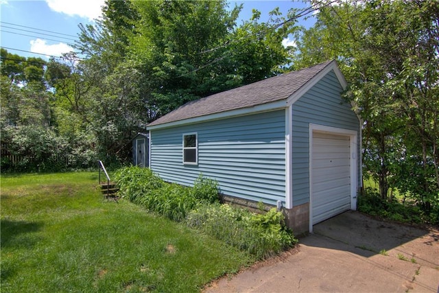 1805 Main St, Eau Claire, WI 54701 - detached garage featuring driveway