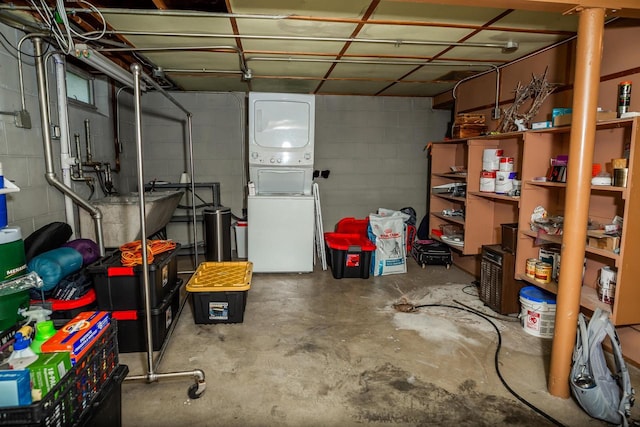 3162 S Austin St, Milwaukee, WI 53207 - below grade area with stacked washer / dryer, a sink, and concrete block wall