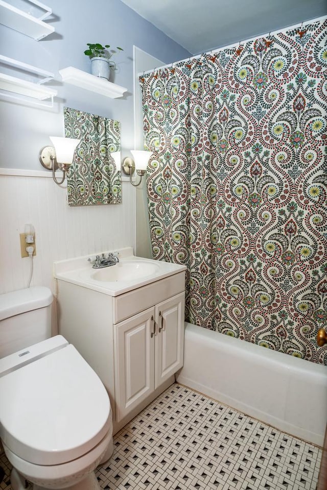 3162 S Austin St, Milwaukee, WI 53207 - bathroom with vanity, toilet, and shower / tub combo with curtain