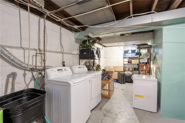 1528 Bellevue Ave, Eau Claire, WI 54703 - laundry area with washer and clothes dryer