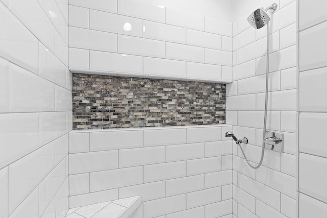 5660 N Osprey Dr, Appleton, WI 54913 - full bath featuring a tile shower