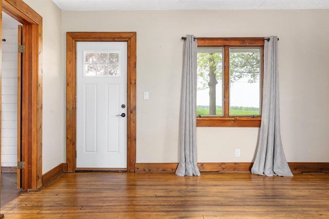 N3438 State Rd 76, Hortonville, WI 54944 - foyer entrance featuring baseboards and hardwood / wood-style flooring