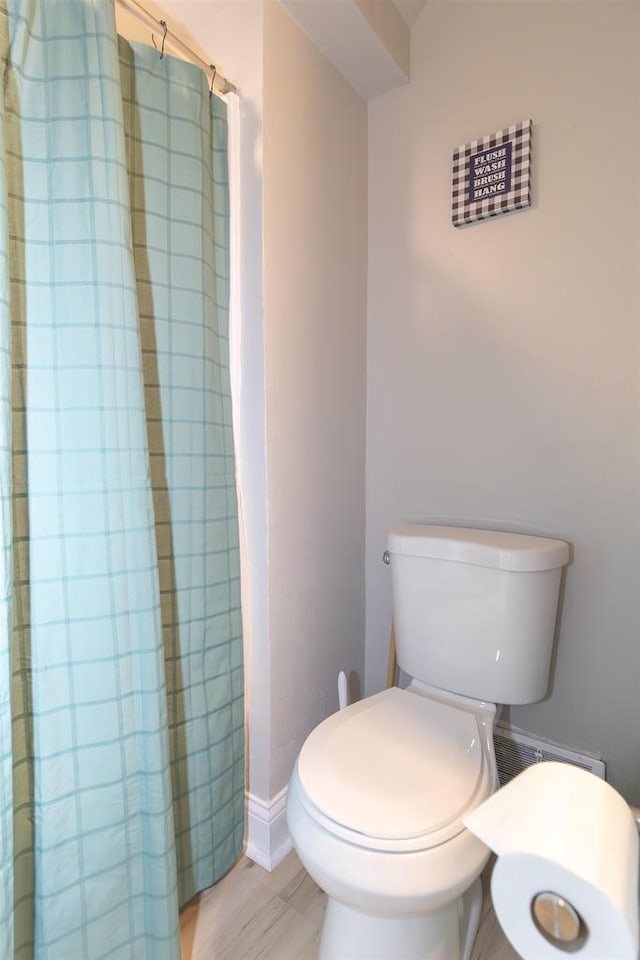 1614 N Richmond St, Appleton, WI 54911 - full bath featuring toilet, a shower with shower curtain, and baseboards