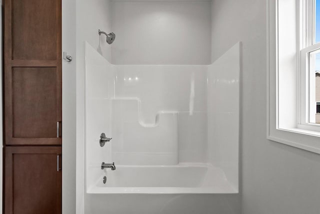 1925 Creekwood Ct, Manitowoc, WI 54220 - full bath featuring tub / shower combination and plenty of natural light
