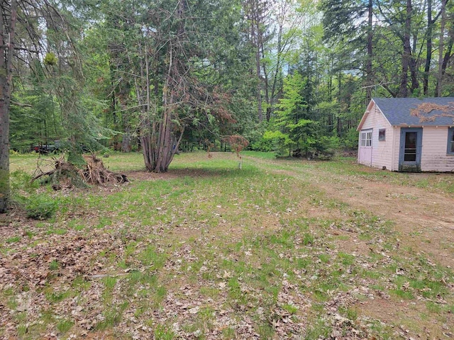 N9221 Sumac Ln, Gresham, WI 54128 - view of yard featuring an outdoor structure and a view of trees