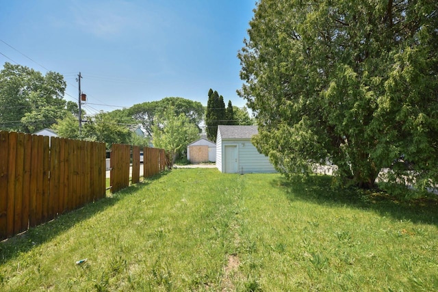 4757 N 21st St, Milwaukee, WI 53209 - view of yard featuring an outdoor structure