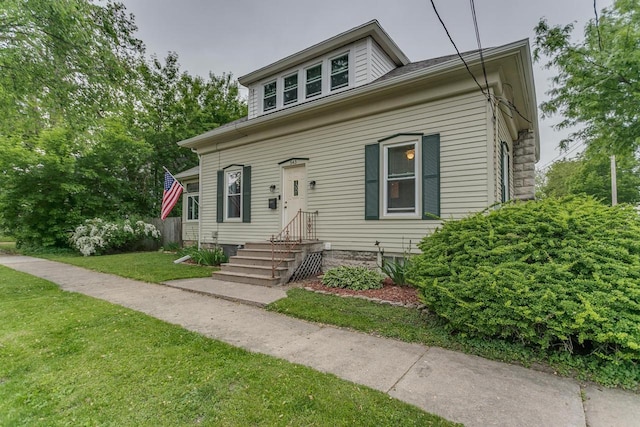 543 N Durkee St, Appleton, WI 54911 - view of front facade with a front lawn