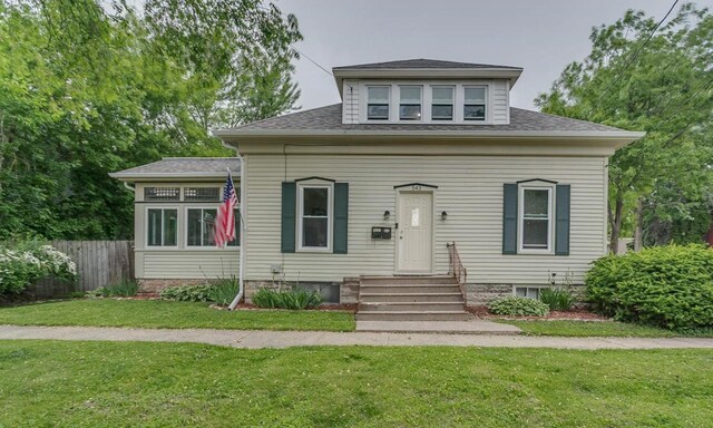 543 N Durkee St, Appleton, WI 54911 - bungalow-style home with entry steps and roof with shingles
