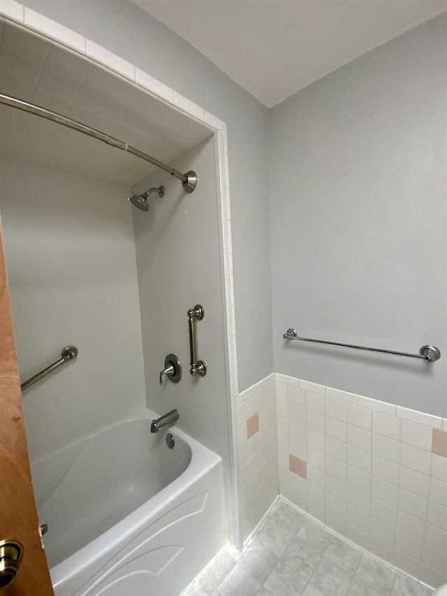 874 E Petunia Ln, Beloit, WI 53511 - full bath featuring tub / shower combination