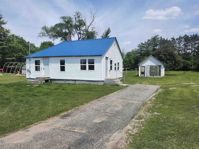 547 S Cambridge St, Wautoma, WI 54982 - view of front of home featuring a chimney, metal roof, and a front yard