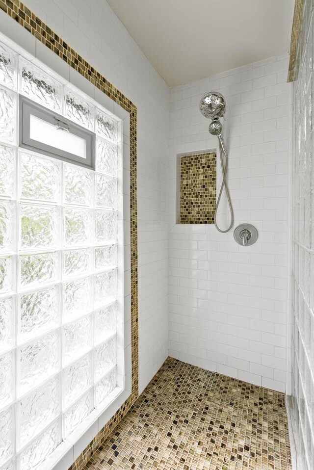 170 N Lakeshore Dr, Fontana, WI 53125 - bathroom featuring tiled shower and plenty of natural light