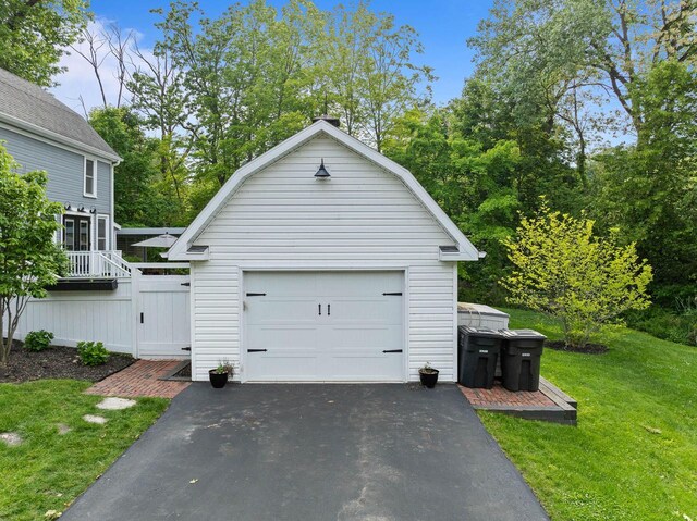 170 N Lakeshore Dr, Fontana, WI 53125 - detached garage featuring driveway