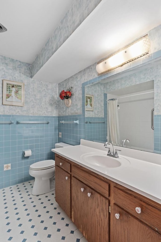 11549 N Meadowbrook Dr, Mequon, WI 53097 - bathroom featuring wallpapered walls, vanity, wainscoting, toilet, and a shower with curtain