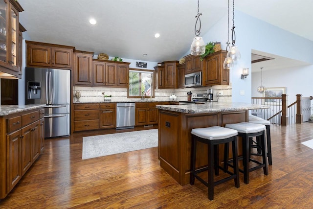938 W Northstar Dr, Appleton, WI 54913 - kitchen with stainless steel appliances, a sink, vaulted ceiling, tasteful backsplash, and glass insert cabinets