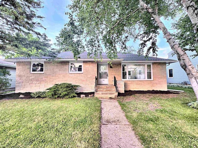 722 Michigan Ave, North Fond Du Lac, WI 54937 - ranch-style house featuring a front lawn