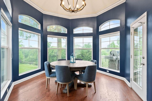 102 Abbey Ridge Ct Unit 102, Fontana, WI 53125 - dining area with a chandelier, wood finished floors, crown molding, and baseboards