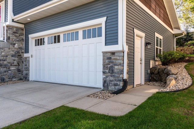 6663 S Chickahauk Trl, Middleton, WI 53562 - garage featuring concrete driveway