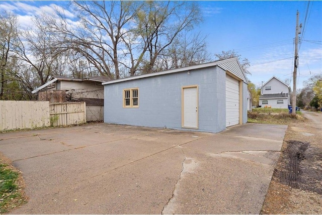 1365 Woodbridge St, Saint Paul, MN 55117 - detached garage with driveway